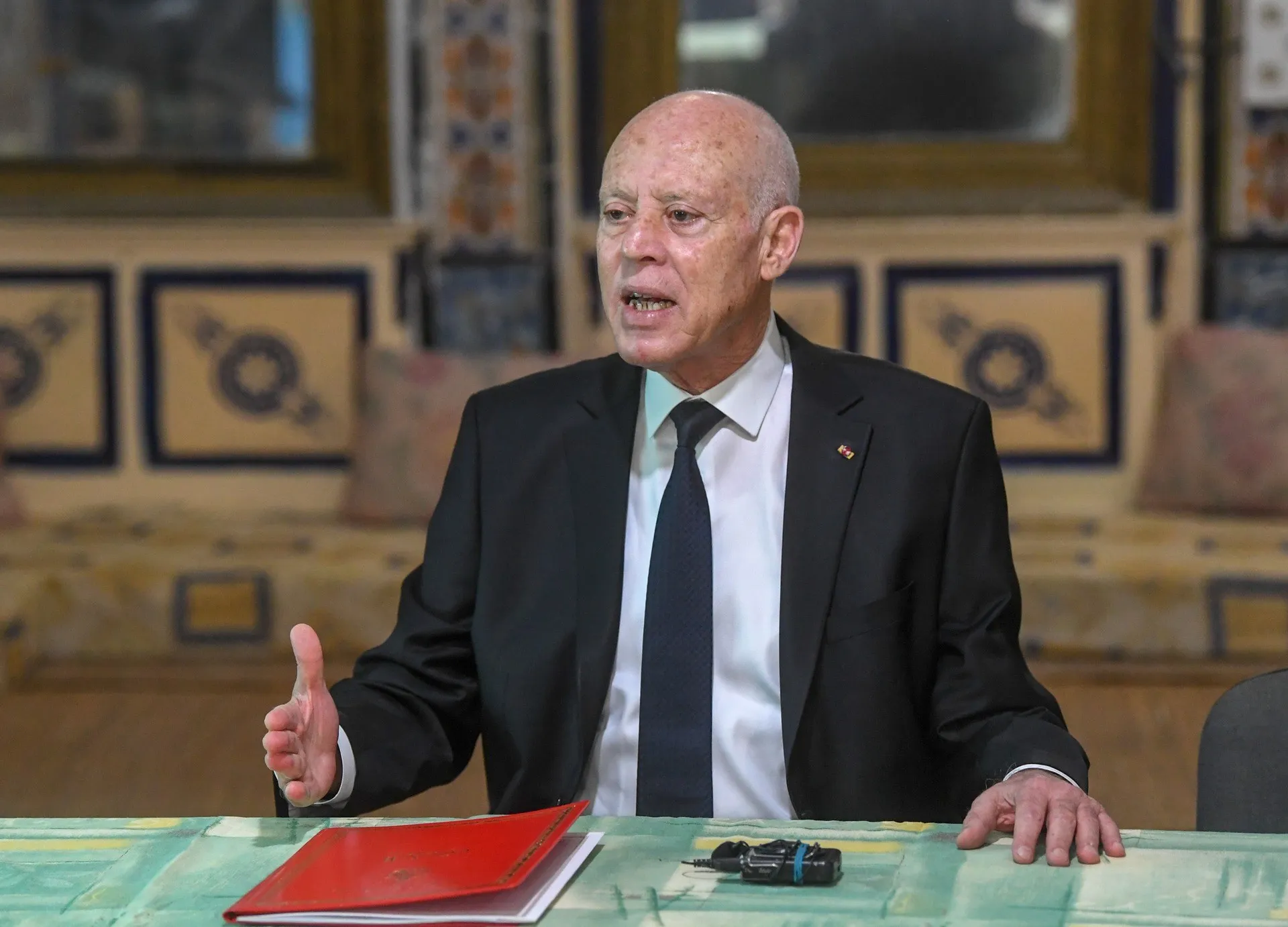 الرئيس التونسي يمدد حالة الطوارئ