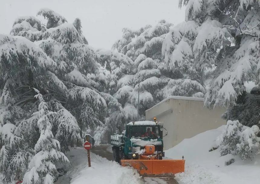 ثلوج على المرتفعات التي يفوق علوها 900 متر