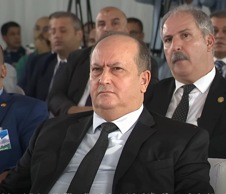الوزير الأول: قبل نهاية العام لانقبل أي مادة بلاستيك تأتي من الخارج
