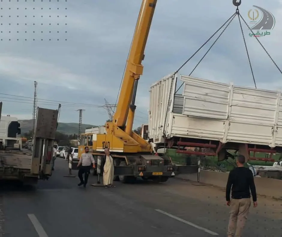 غلق الطريق السيار شرق-غرب بين عين الدفلى والبليدة