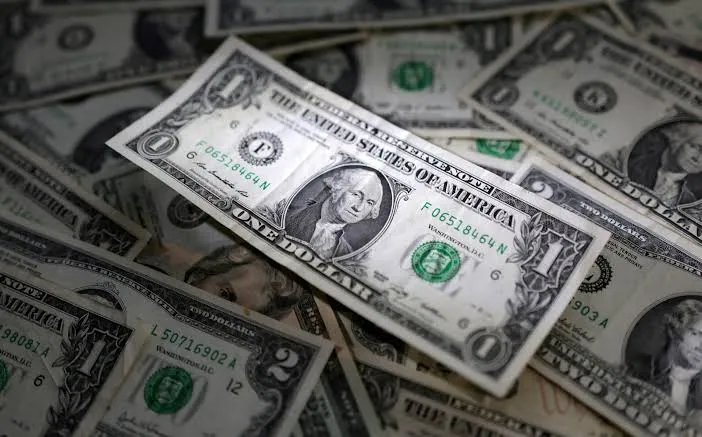 مع موسم العطل.. الدولار يستقر في أسواق العملات