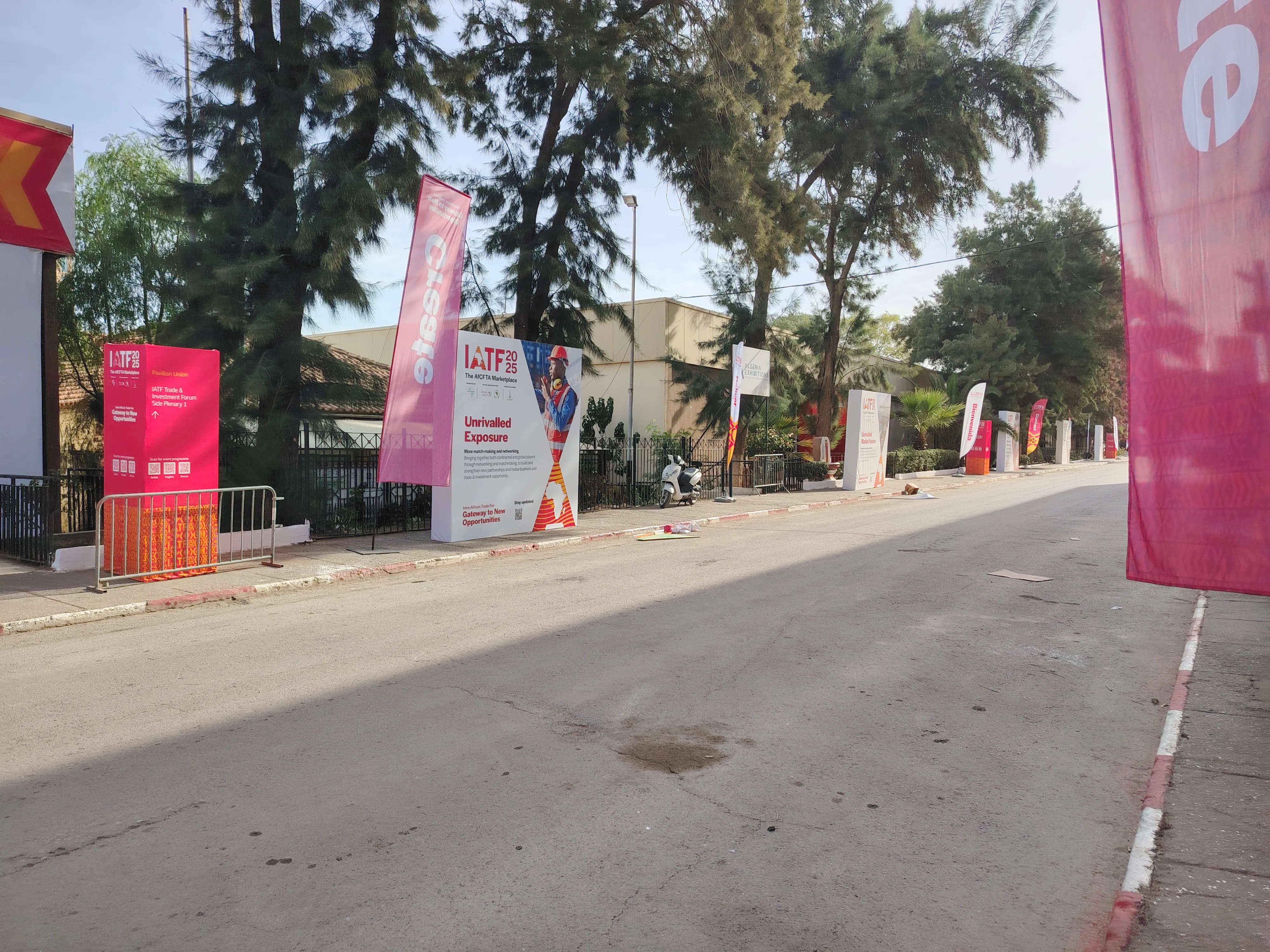 رئيس أفريكسيمبنك يقف بقصر المعارض على آخر التحضيرات