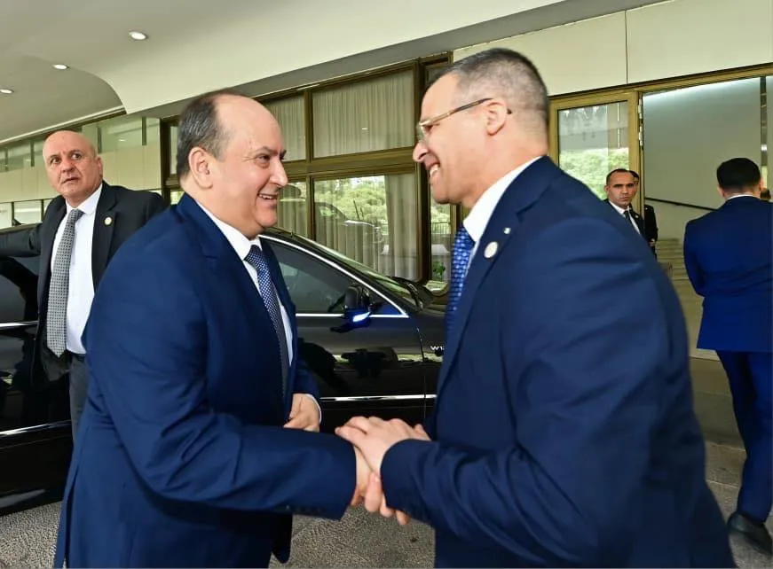 الوزير الأول يشرف على يوم إعلامي حول تعزيز فعالية الشباك الوحيد للاستثمار