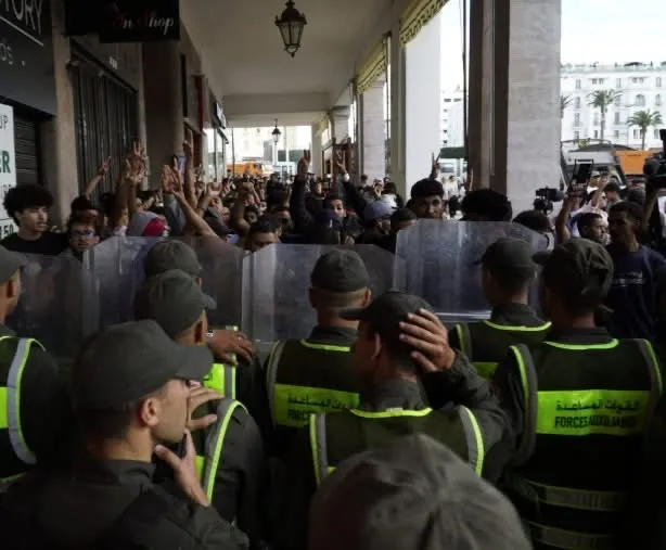 المغرب : الشباب المحتج يعود إلى الشارع تزامنا مع توالي فضائح المخزن