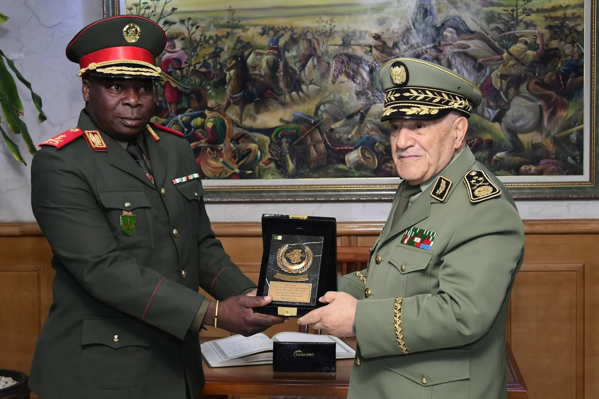 الفريق مصطفى سماعلي يستقبل رئيس أركان القوات البرية الموزمبيقية