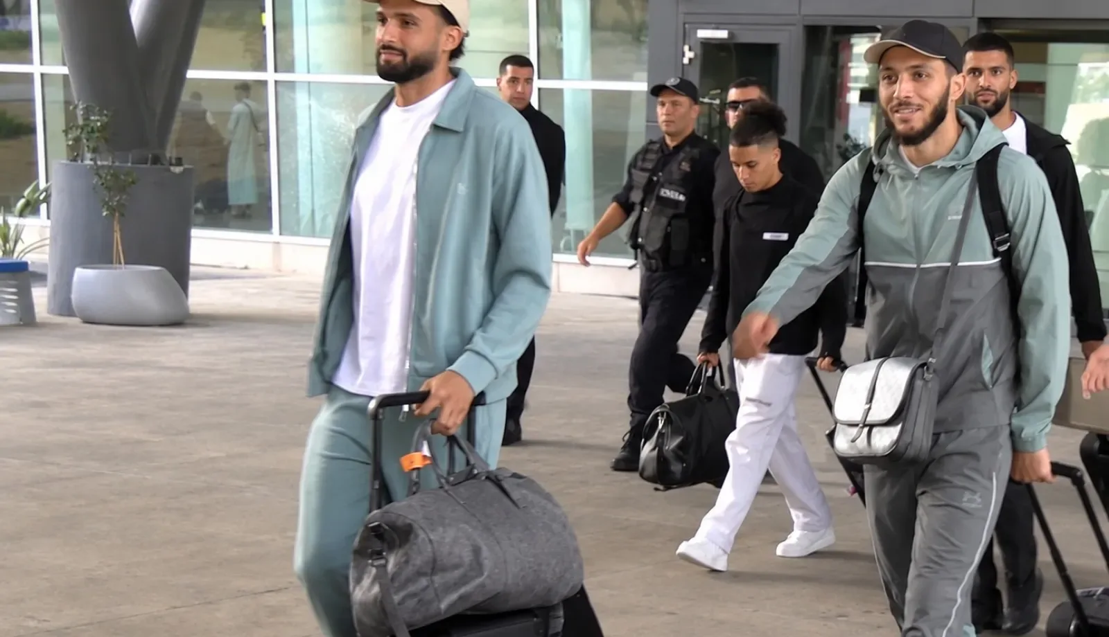 نجوم المنتخب الوطني يبدؤون التوافد إلى الجزائر استعدادا لتربص سبتمبر