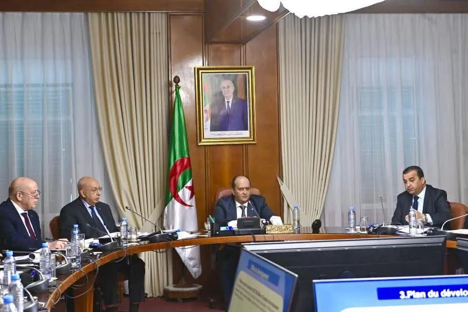 الوزير الأول يترأس اجتماعًا للمجلس الوزاري المشترك