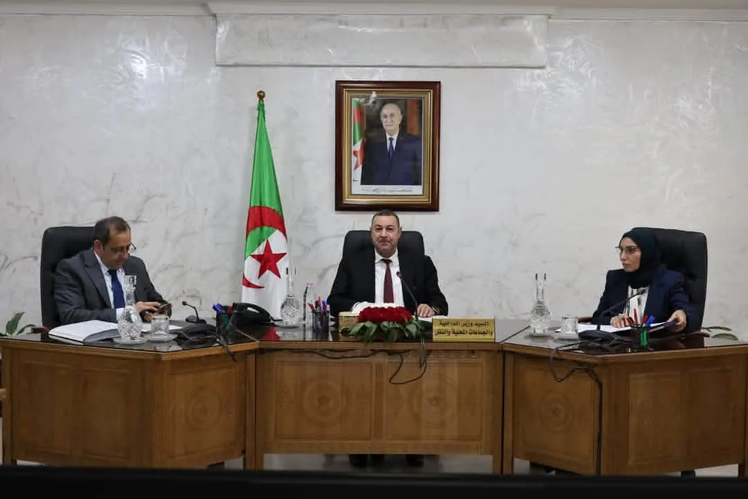 وزير الداخلية يترأس اجتماعا لمتابعة تطبيق قانون الأحزاب السياسية