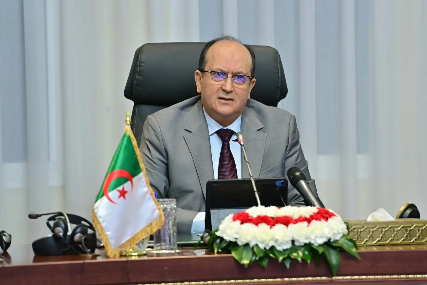 الوزير الأول يؤكد أهمية ترقية المبادلات الاقتصادية بين الجزائر وصربيا