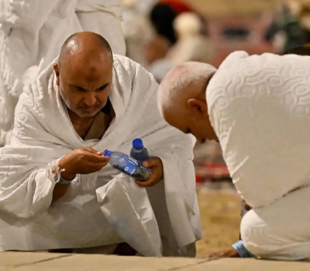 حجاج بيت الله الحرام يرمون جمرة العقبة في يوم النحر