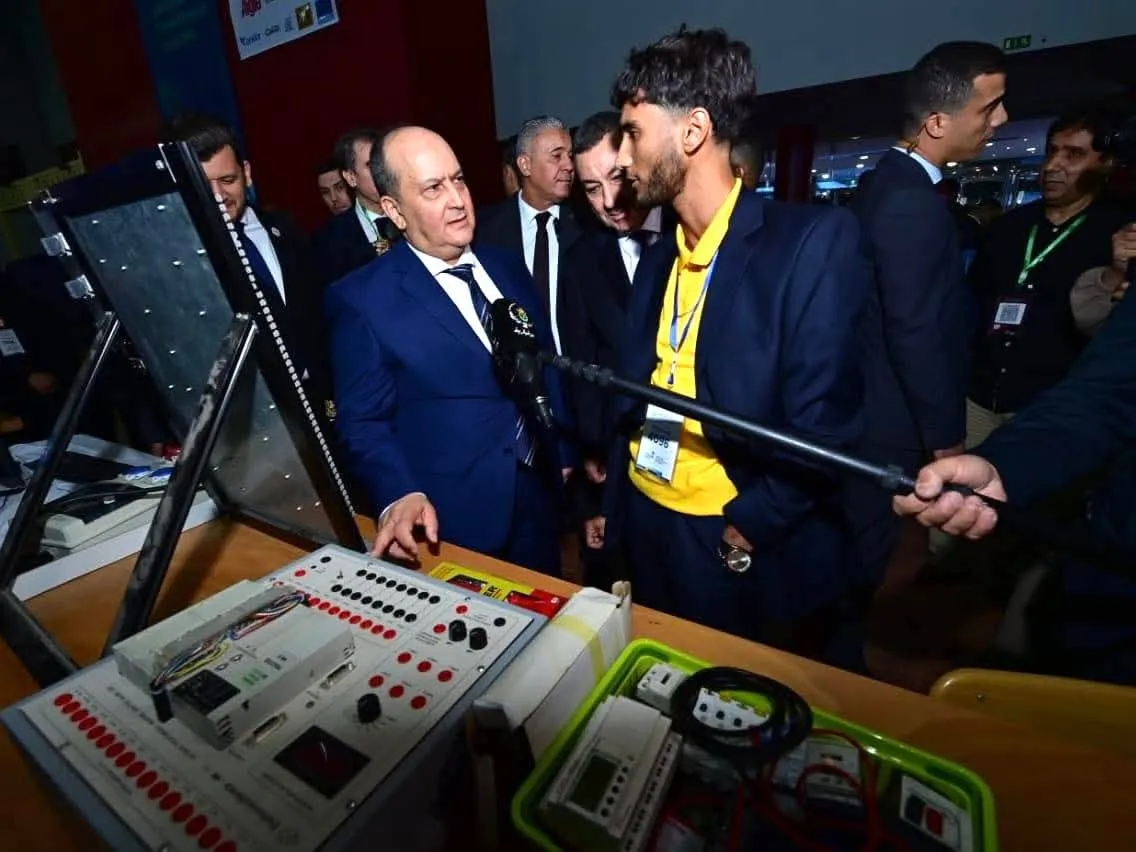 الوزير الأول يتفقد المعرض الوطني للمهن ويؤكد دعم الدولة لترقية الكفاءات