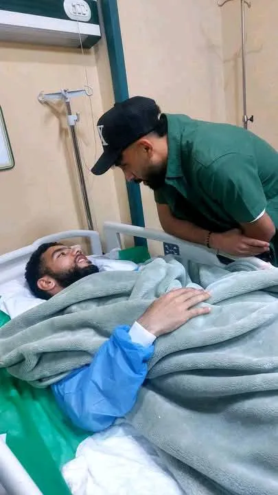 لاعبو  الأهلي المصري يزورون قندوسي في المستشفى
