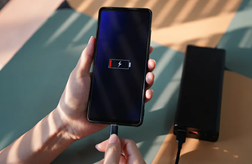 حماية المستهلك تحذّر مستخدمي الأجهزة الذكية والسيارات الكهربائية