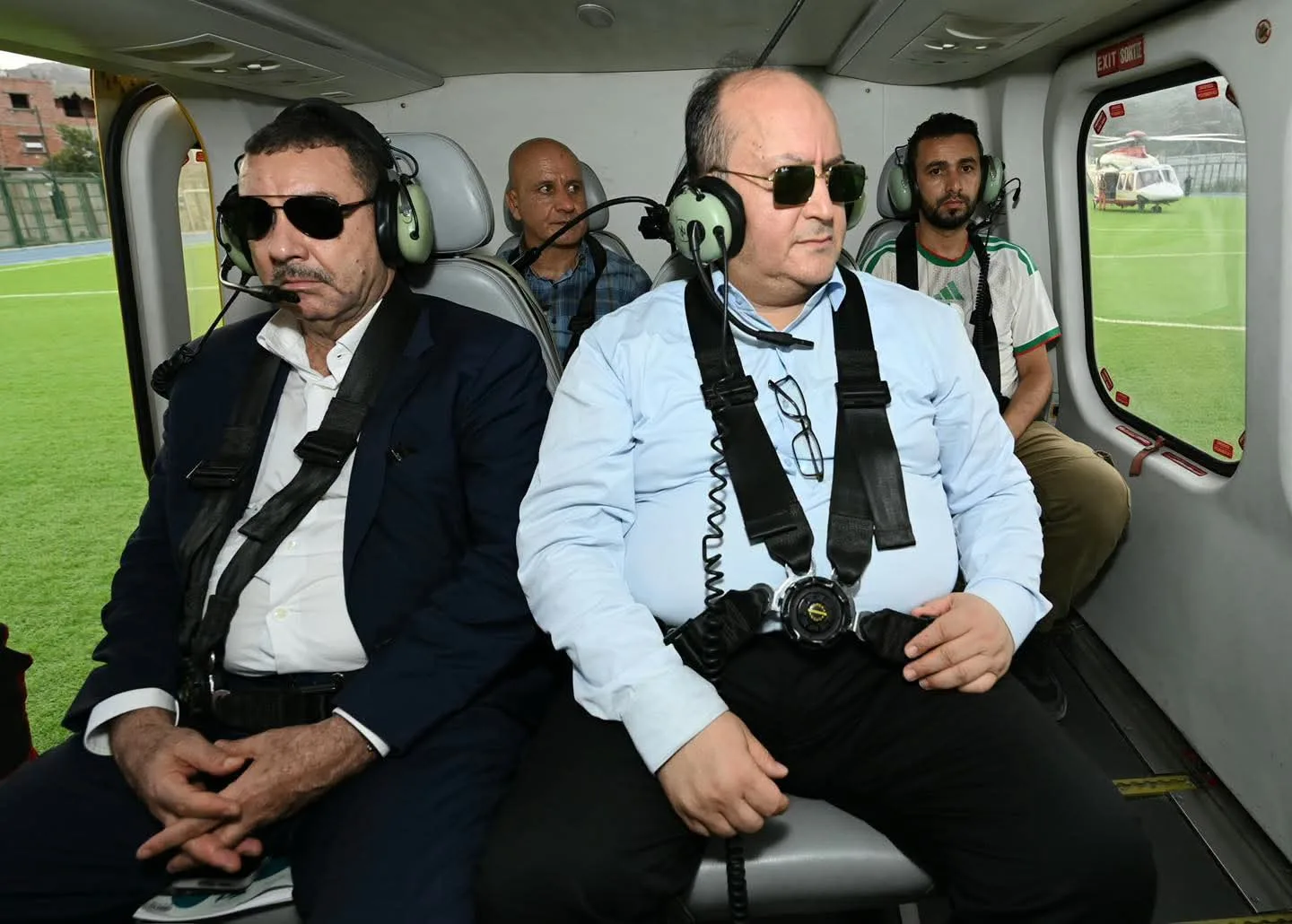 الوزير الأول يتفقد بالطائرة المروحية المناطق المتضررة من الحرائق بجيجل