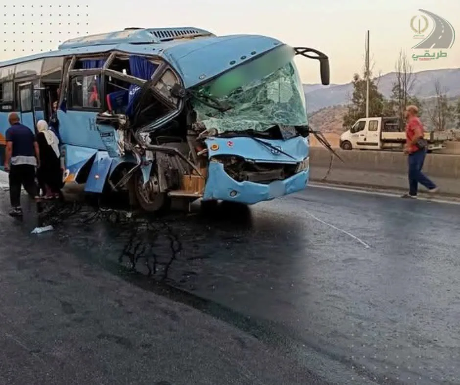 حادث مروري في البويرة: إصابة 10 أشخاص في اصطدام حافلة بشاحنة
