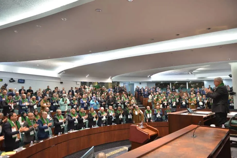 التصويت بالإجماع على قانون تجريم الاستعمار