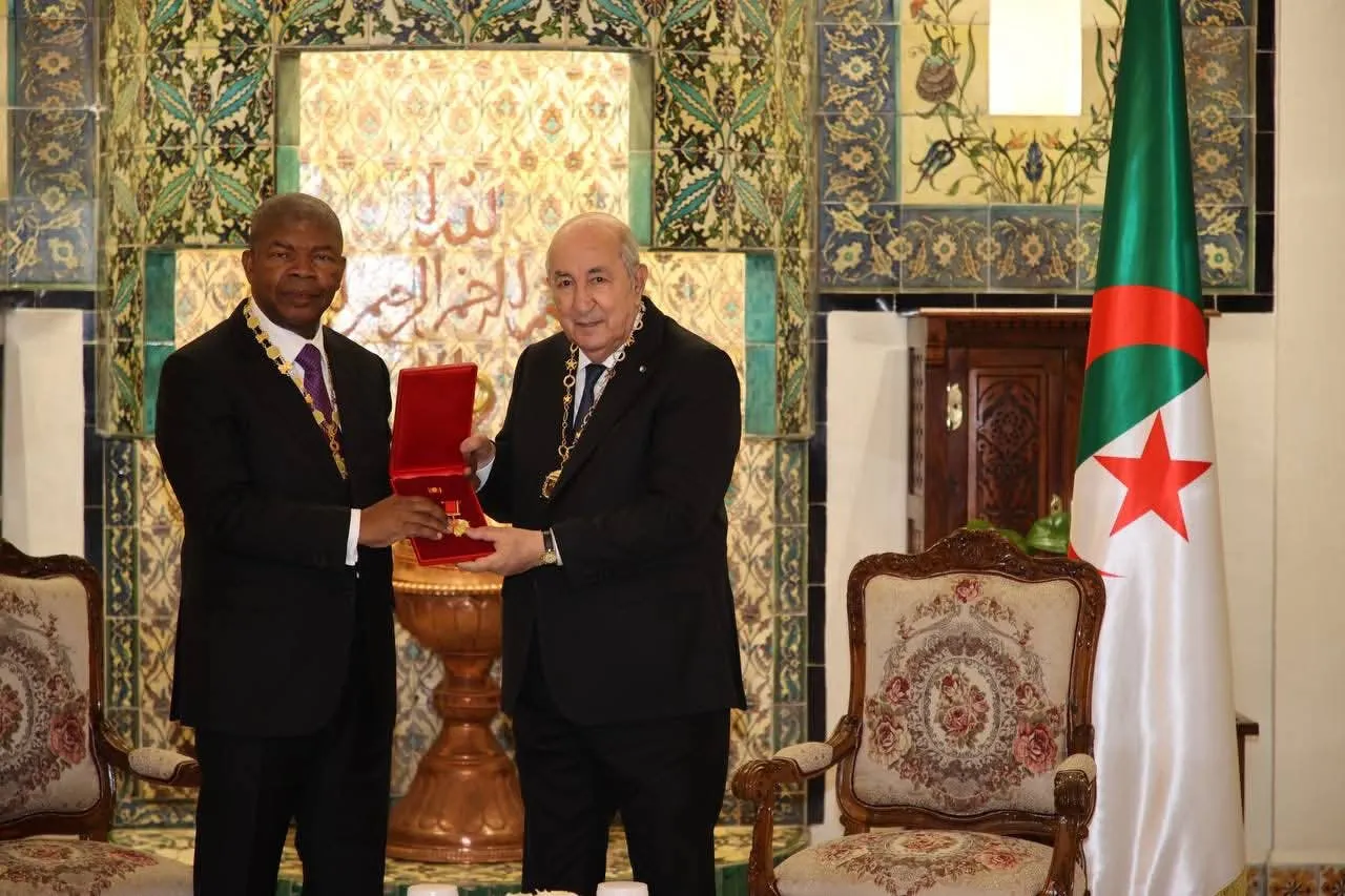الرئيس تبون ونظيره الأنغولي يتبادلان الأوسمة