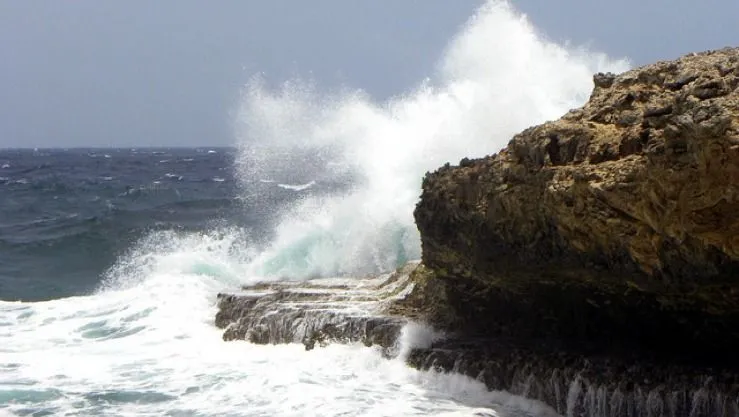 رياح قوية وأمواج عالية في هذه السواحل