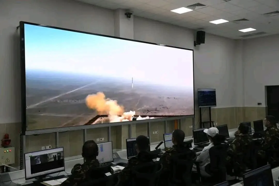 الفريق أول شنقريحة يتابع عملية إطلاق القمر الصناعي “Alsat-3B”