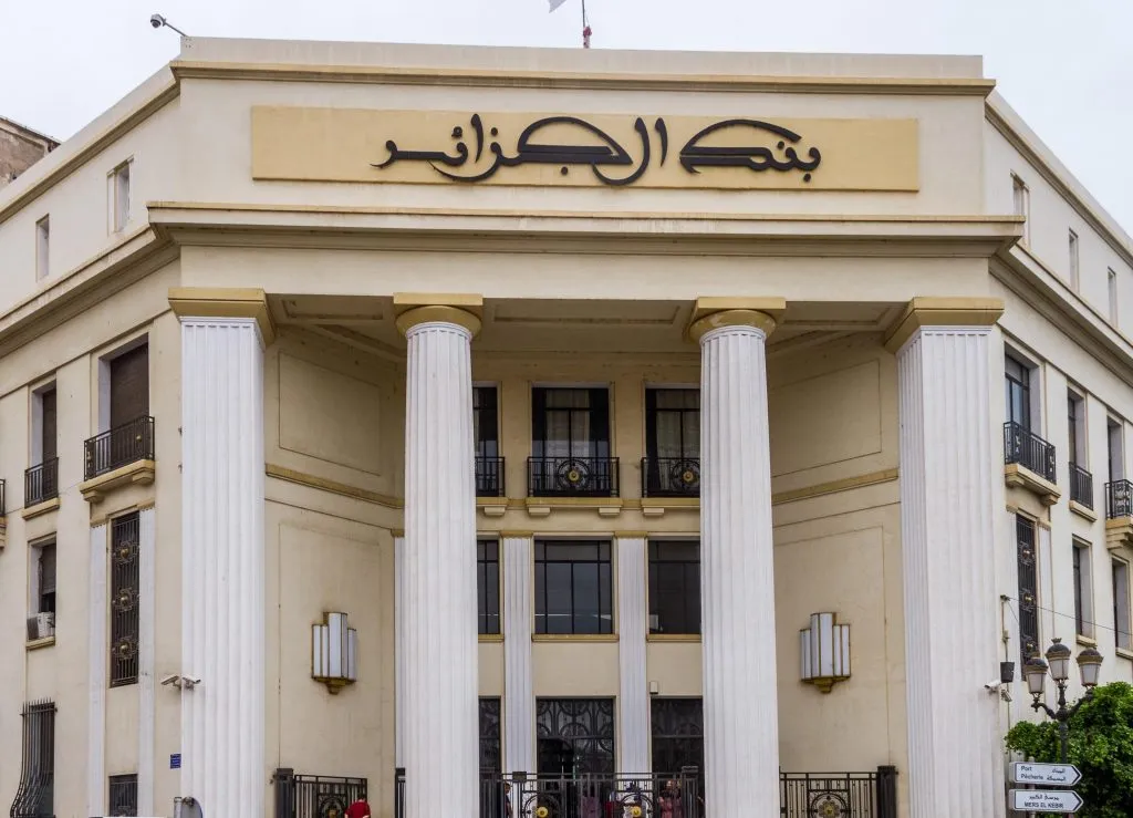 بنك الجزائر يقرّ تموين الحسابات التجارية نقدًا أو بوسائل الدفع الكتابية