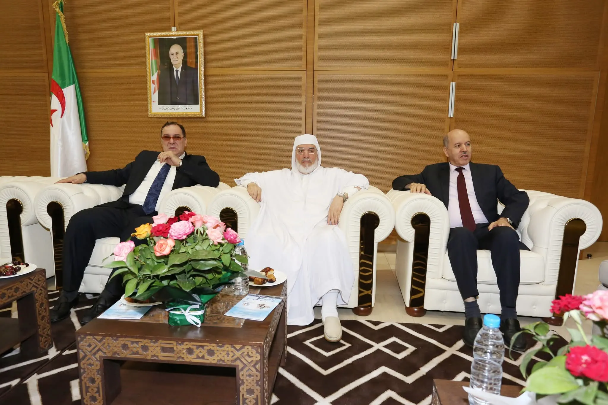 القاسمي يثني على أداء مهنيّي قطاع الصّحة وينوّه بالكفاءات الطّبية الجزائريّة
