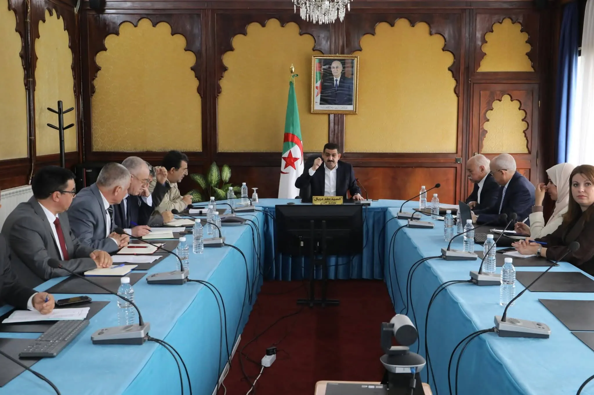 وزير الري يعقد إجتماع عمل للوقوف على وضعية التزوّد بالمياه أيام العيد