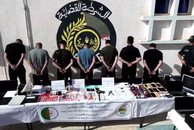 تفكيك شبكة لتزوير الوثائق الرسمية في غليزان وتوقيف 7 أشخاص