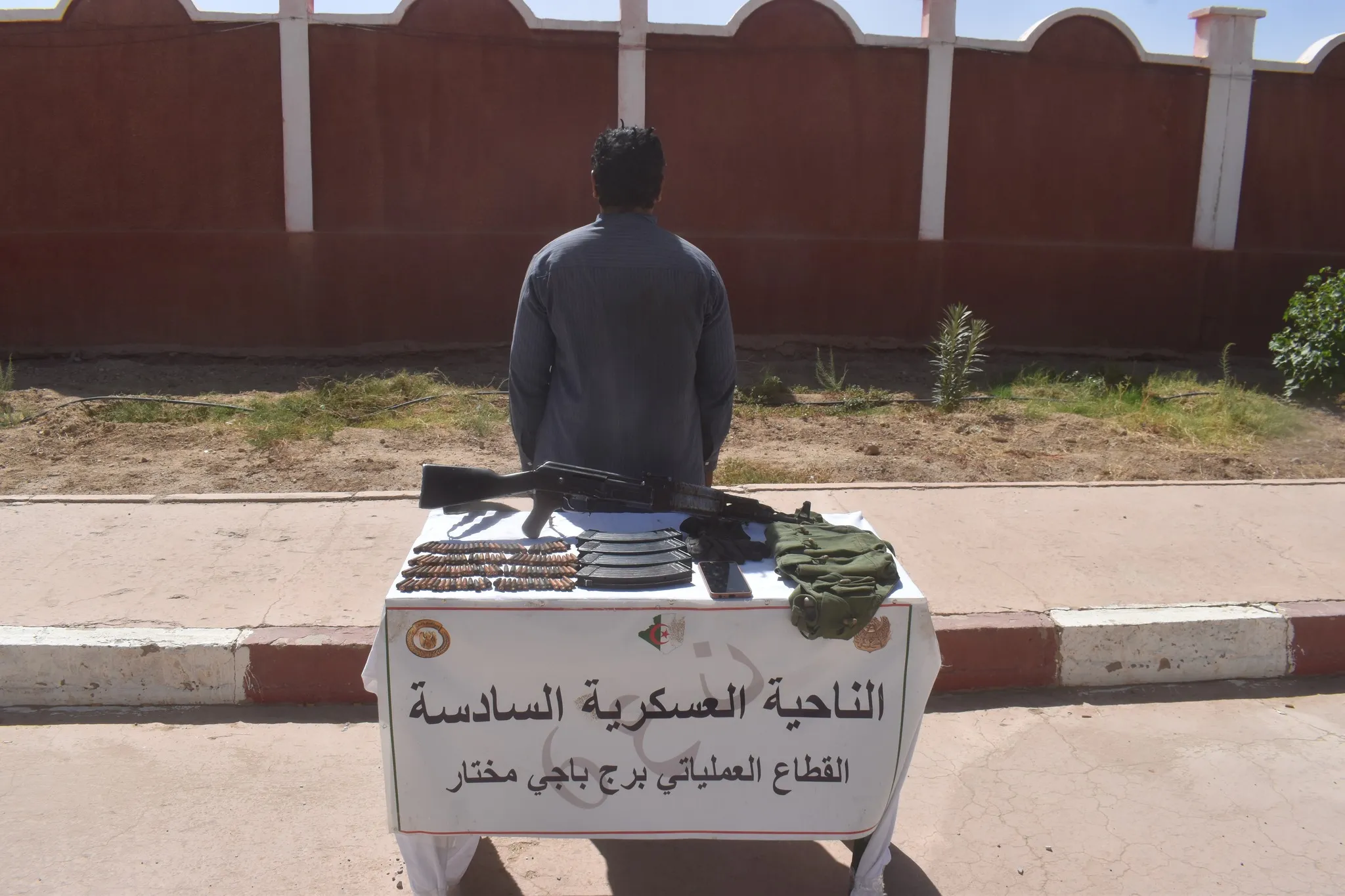 الإرهابي المكنى قعساوي يسلم نفسه للسلطات العسكرية ببرج باجي مختار