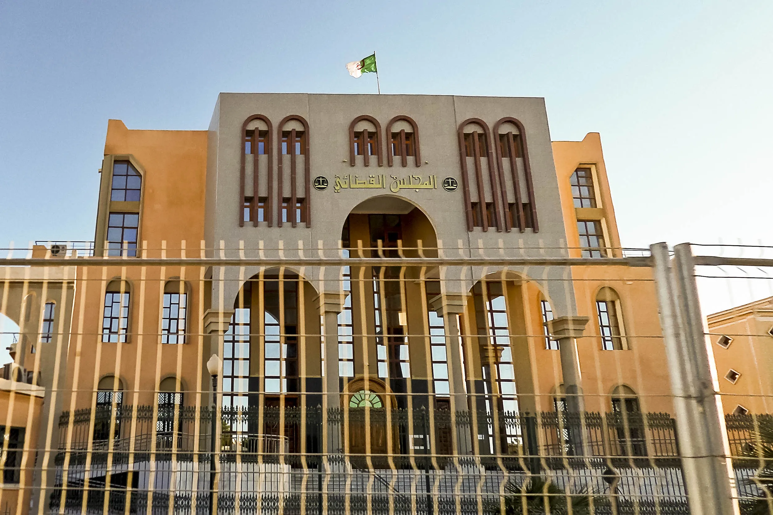 ورقلة: العثور على 665 ألف كبسولة بريغابلين وأسلحة داخل مزرعة