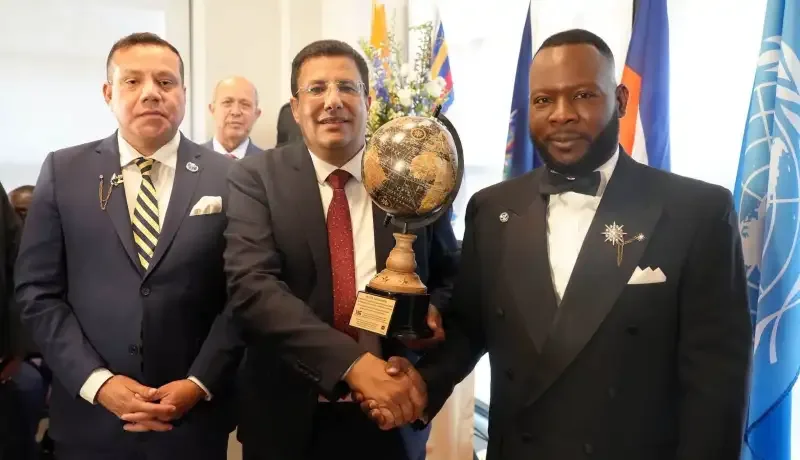 رئيس البرلمان الإفريقي يتوّج بجائزة القيادة العالمية المتميزة