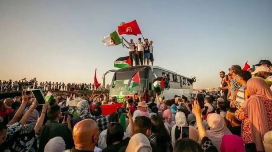\"قافلة الصمود\" تغادر تونس نحو الجزائر