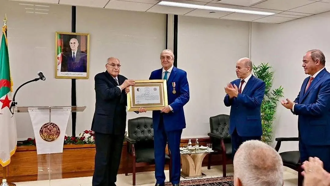 عطاف يشرف على توشيح عمار بن جامع وسام بدرجة عشير من مصف الاستحقاق الوطني