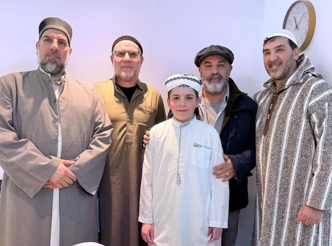 فخر للجالية الجزائرية في اسكتلندا… آدم يكتب قصة نجاح بحفظ القرآن