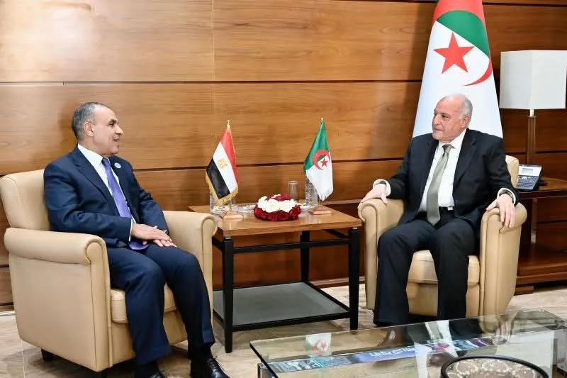 عطاف يستقبل نظيره المصري بدر عبد العاطي