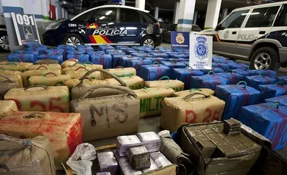 بتواطؤ من الشرطة المغربية..حجز 15 طنا من الحشيش داخل شحنة بطاطا