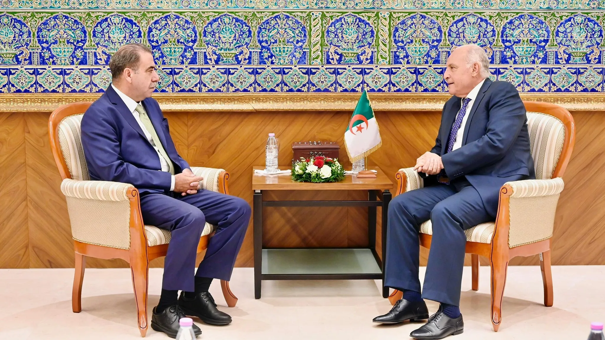 عطاف يستقبل سفير لبنان بالجزائر