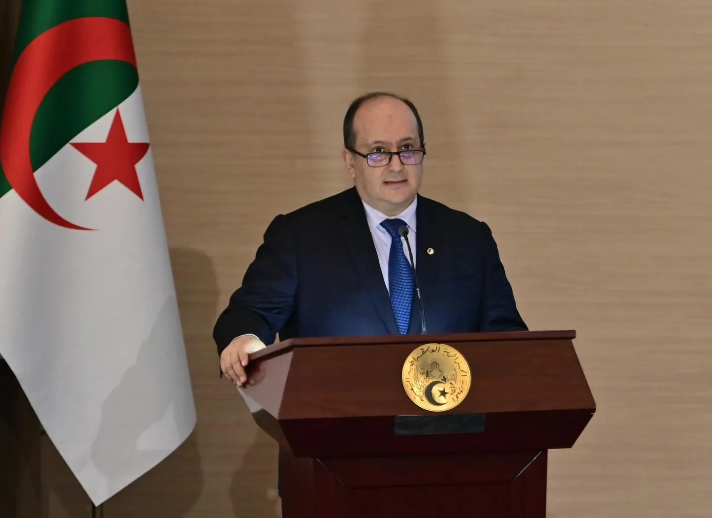 الوزير الأول يدعو إلى إيلاء عناية خاصة بالطلبة الجزائريين بالخارج