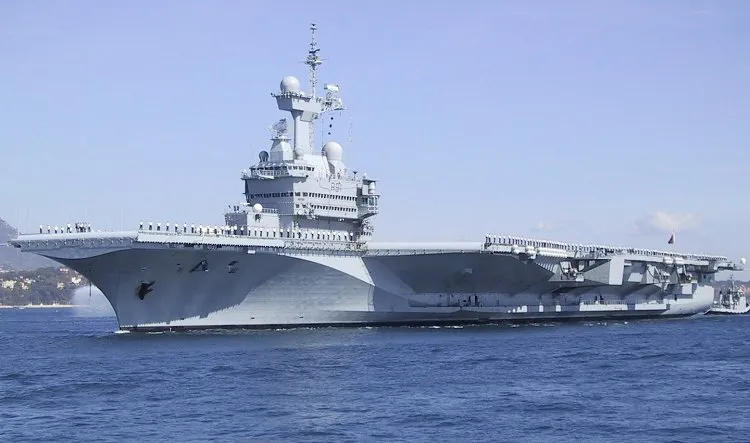 فرنسا ترسل حاملة الطائرات “شارل ديغول” إلى الشرق الأوسط