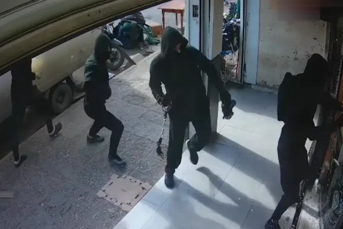 الإطاحة بعصابة قامت بالسطو على محل مجوهرات بعنابة