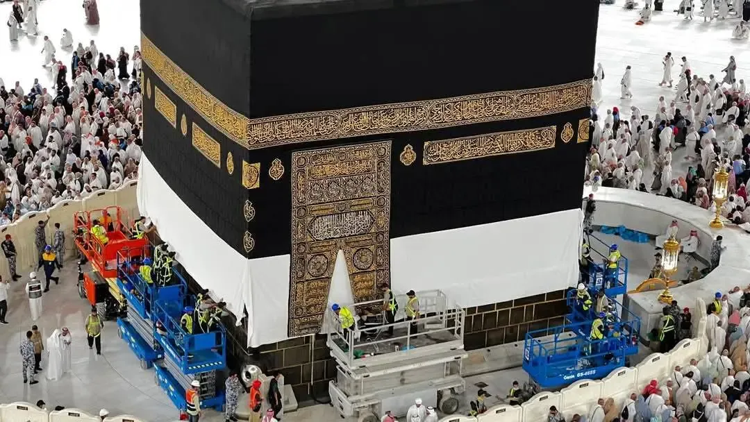 بالصور.. استعدادا للحج.. رفع كسوة الكعبة بالحرم المكي