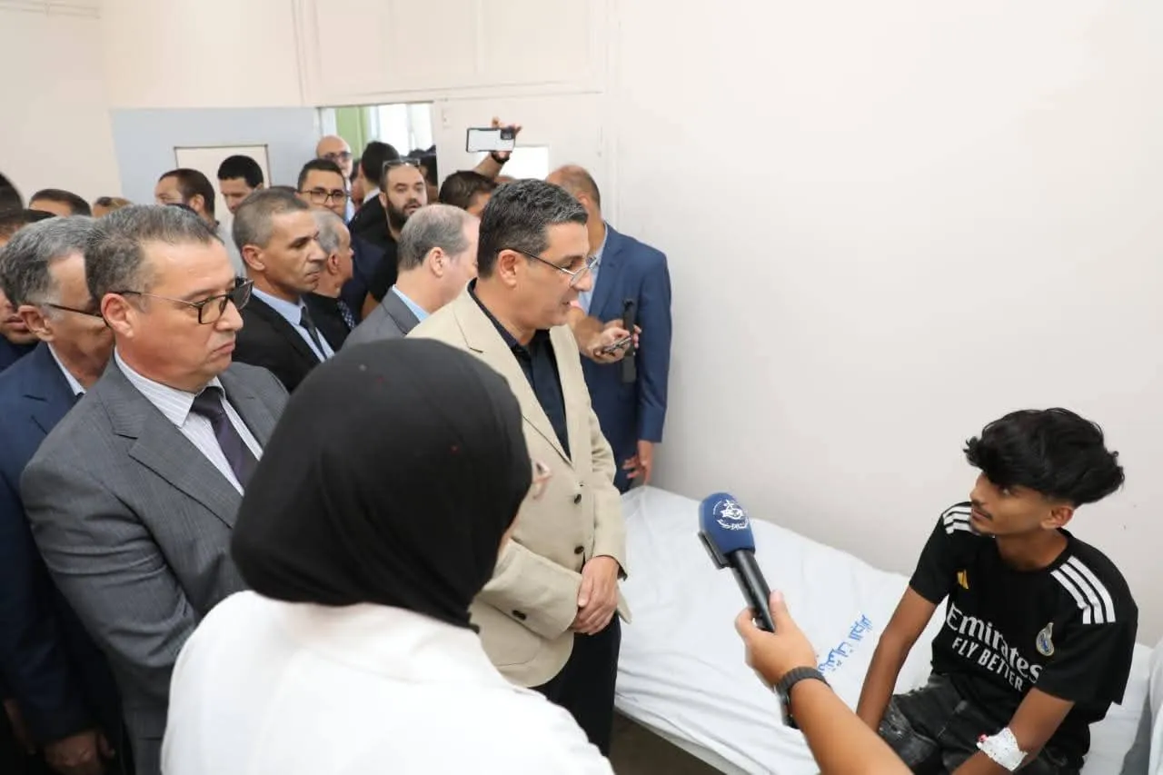 أم البواقي.. وزير الصحة يتفقد المصابين بعد وفاة طفلين بعضة كلب