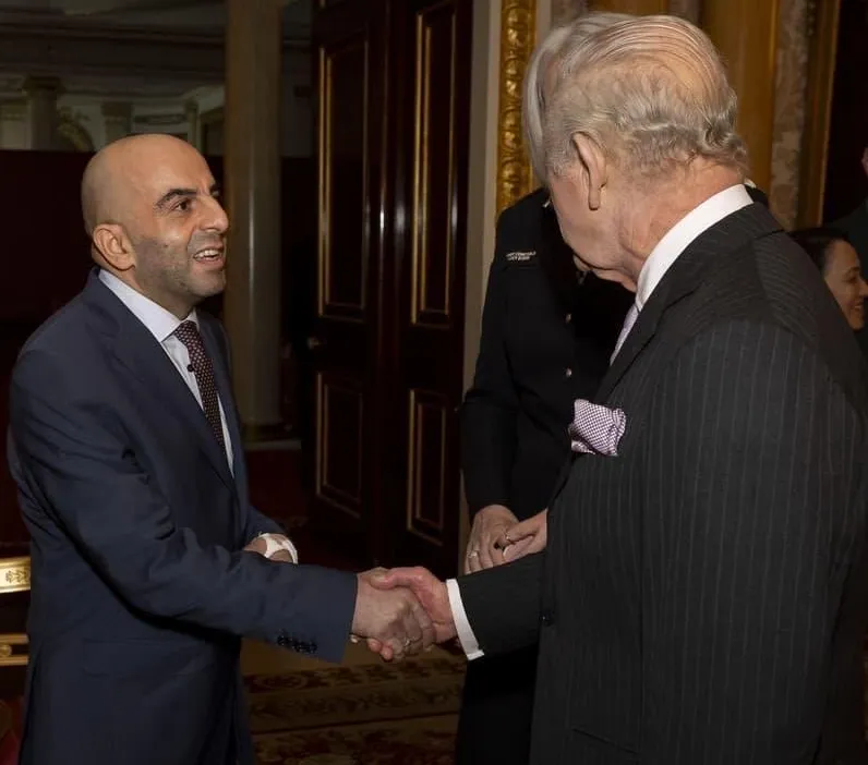 شجاعة الجزائري سمير زيتوني تتألق في استقبال ملكي بقصر تشارلز