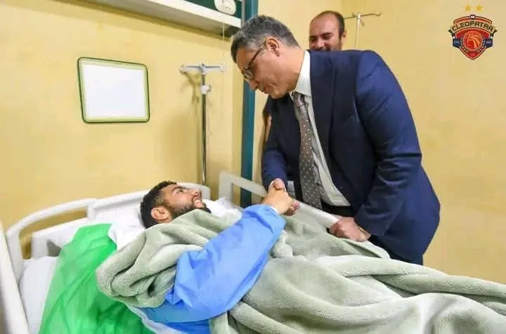 سفير الجزائر بمصر يزور قندوسي بعد إصابته الخطيرة