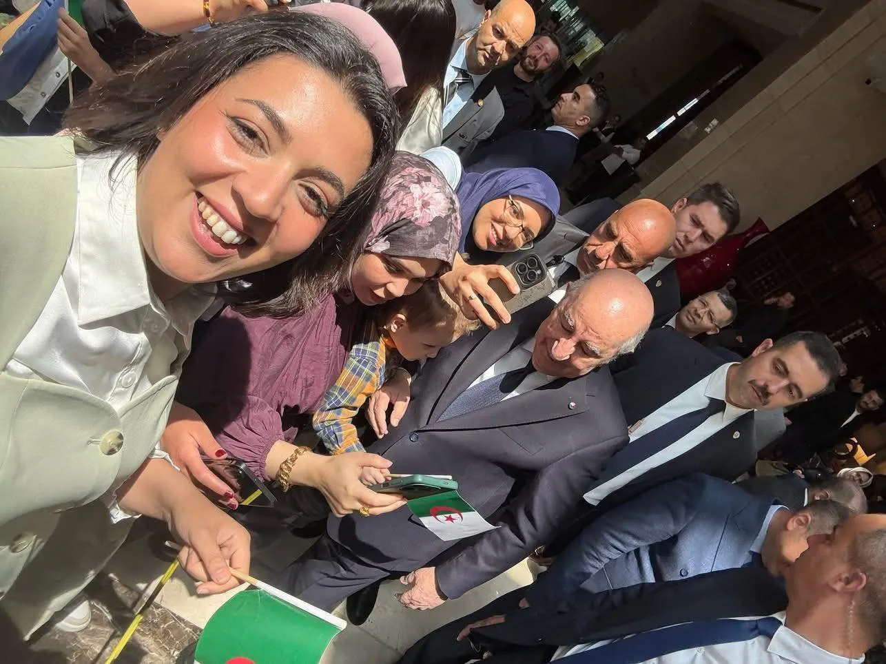 الجالية الجزائرية بتركيا تتنقل بقوة للقاء الرئيس تبون بمقر إقامته في أنقرة