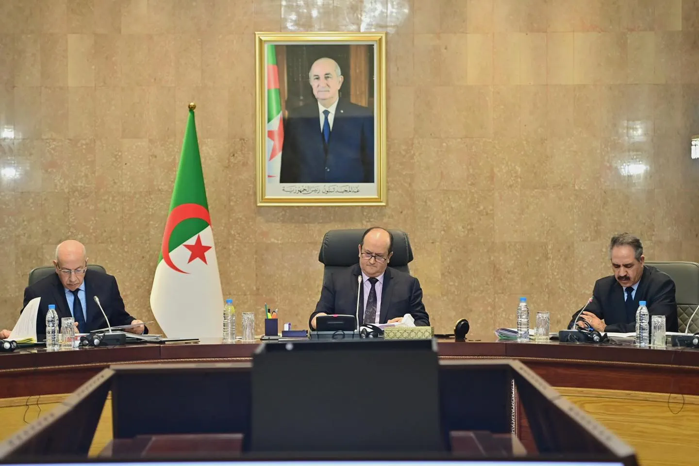 الوزير الأول يترأس اجتماعا للحكومة