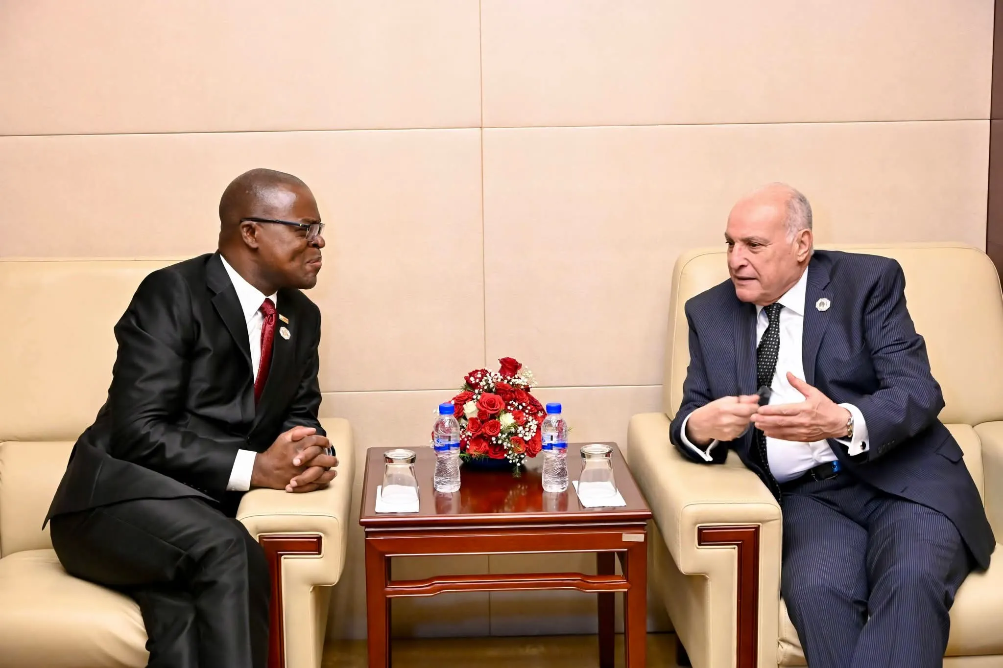 محادثات ثنائية بين عطاف ونظيره لجمهورية زيمبابوي