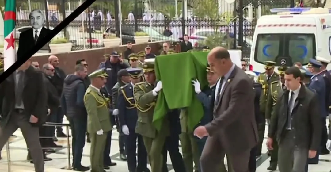 إلقاء النظرة الأخيرة على جثمان الرئيس الأسبق اليامين زروال بمقر الولاية