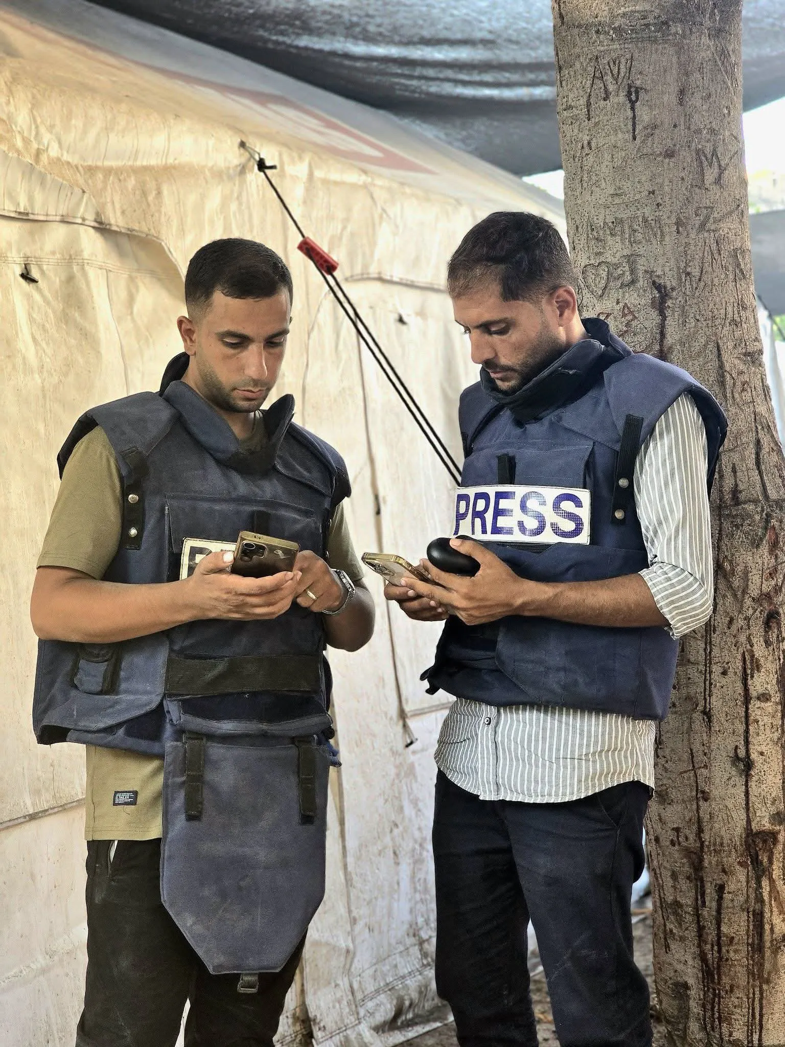 استشهاد صحفيين من الجزيرة بقصف صهيوني قرب مستشفى الشفاء في غزة