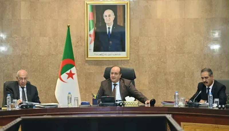 الخدمة الشاملة للاتصالات والأمن المائي على طاولة الوزير الأول