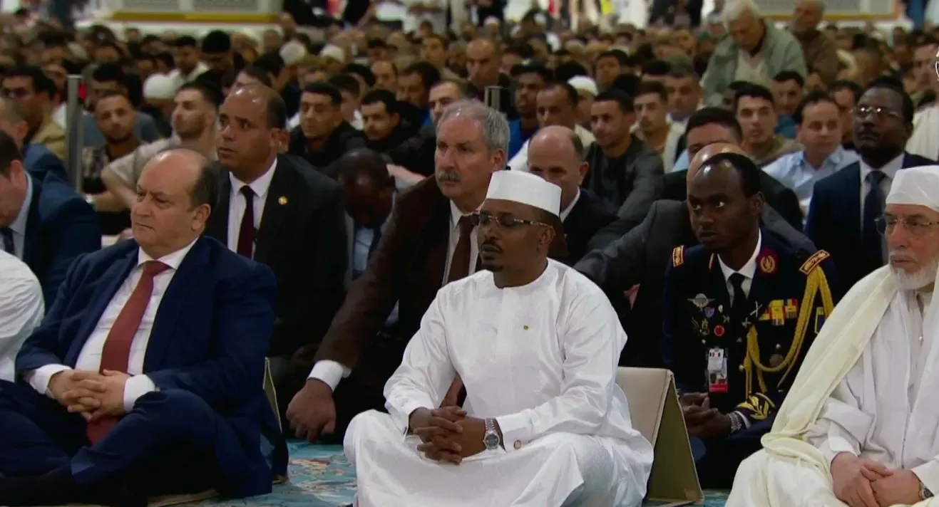 الرئيس التشادي يؤدي صلاة الجمعة بجامع الجزائر
